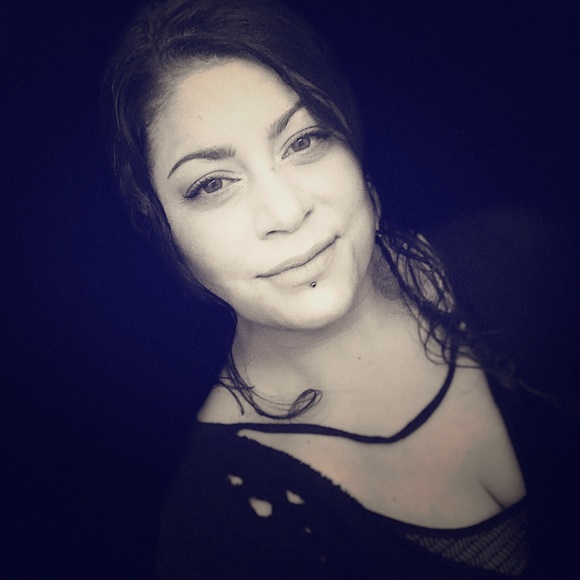 Meet your Posher, Melissa - Picture 3 of 3